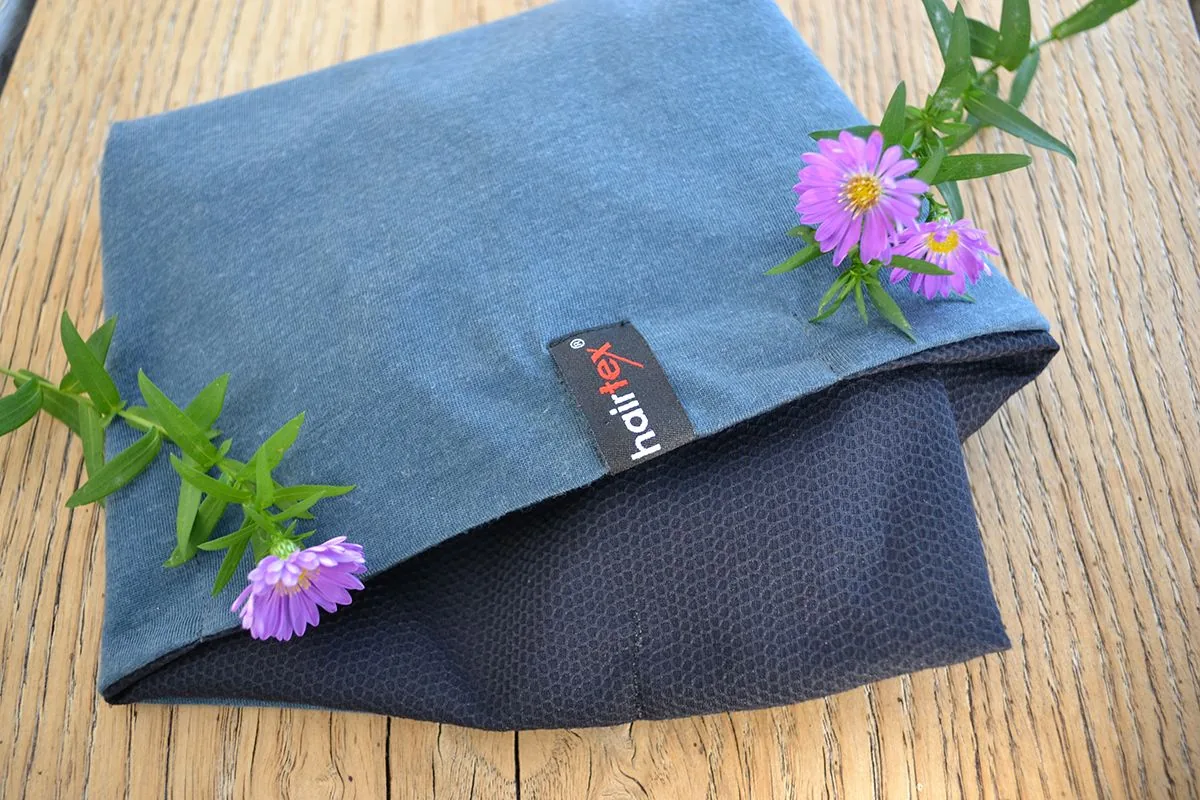 Hairtex Stall-Beanie in Ozeanblau auf Holz, mit Blumen