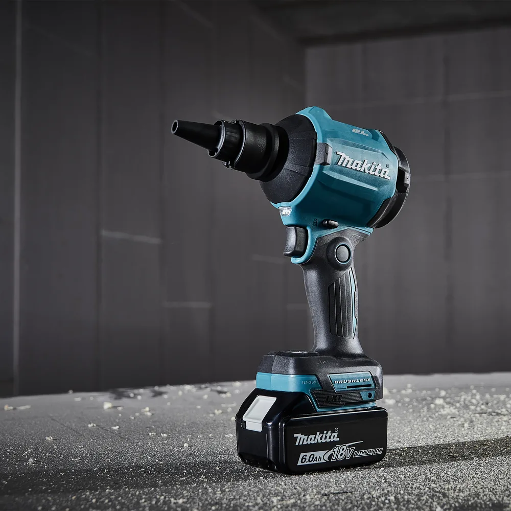 Makita DAS180 Akku-Gebläse im Einsatz beim Ausblasen eines Bodens