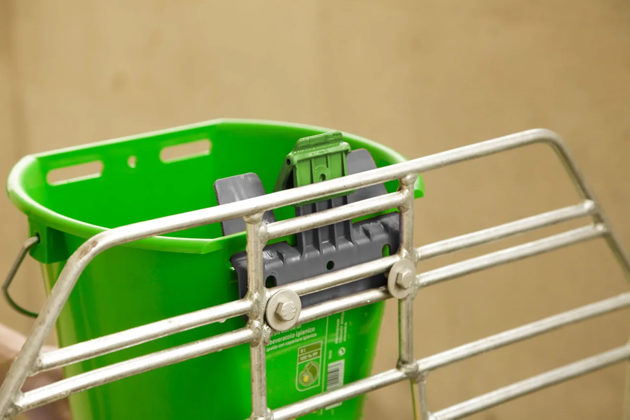 Grüner Kerbl Eimer mit Halter und Auswurfsicherung am Gitter