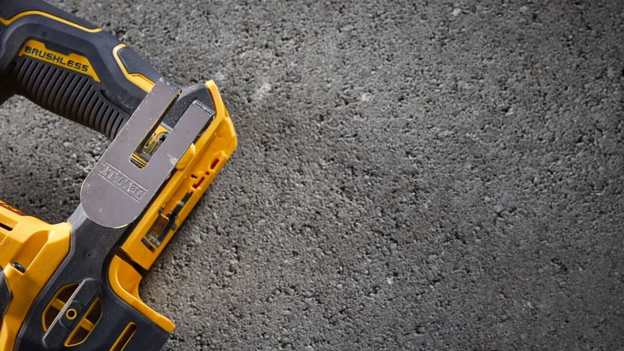 DeWalt DCH172NT Akku-Bohrhammer, Detail von Akkuaufnahme und Halteclip