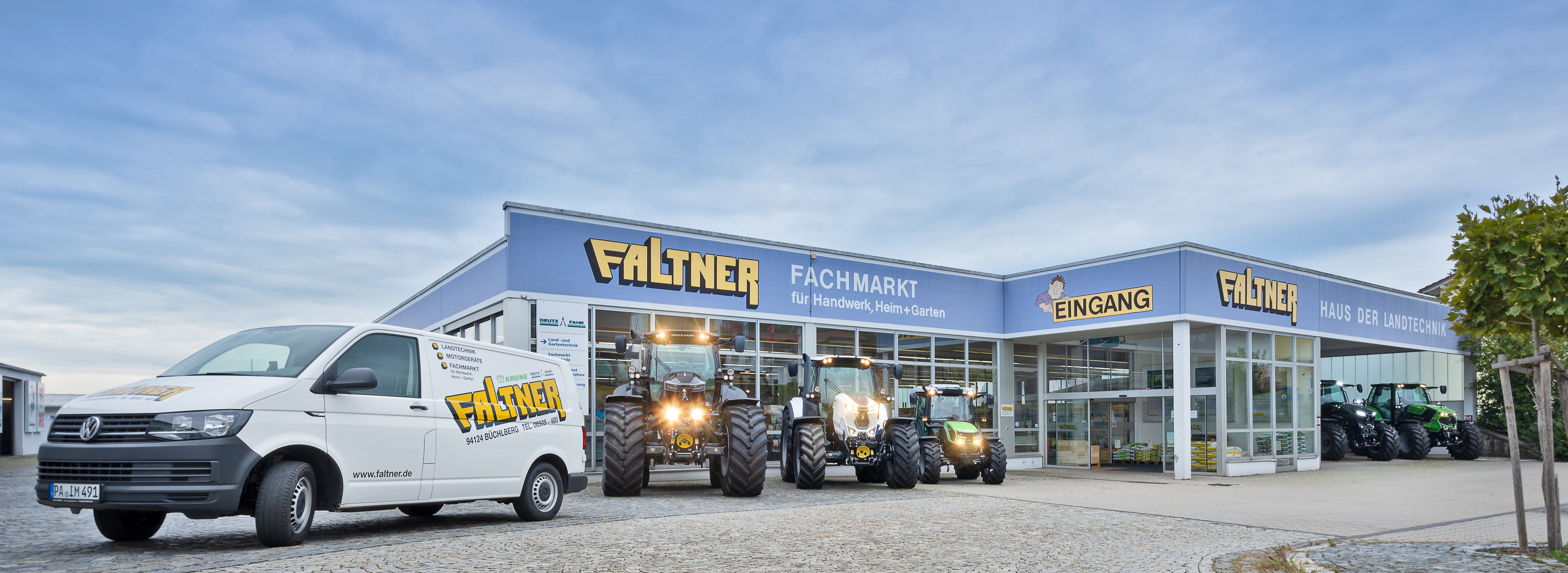 MAN07788 Faltner Ansicht FALTNER Fachmarkt für Landtechnik, Traktoren und Anhänger vor dem Geschäft