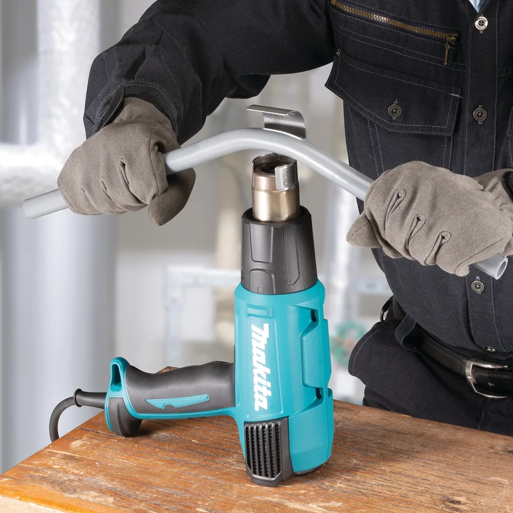 Makita HG6531CK Heißluftgebläse im Einsatz beim Biegen eines Kunststoffrohrs
