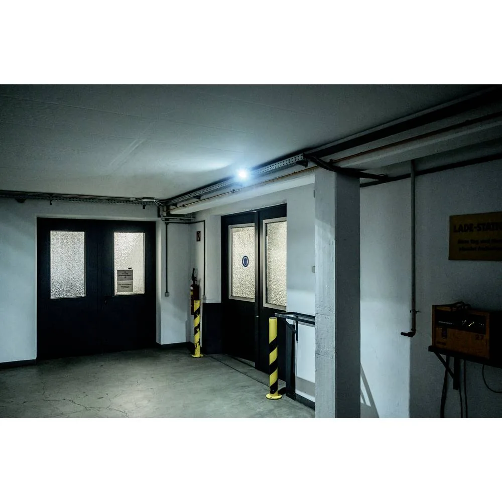 Brennenstuhl JARO 1060 LED-Außenstrahler im Einsatz in einer Tiefgarage
