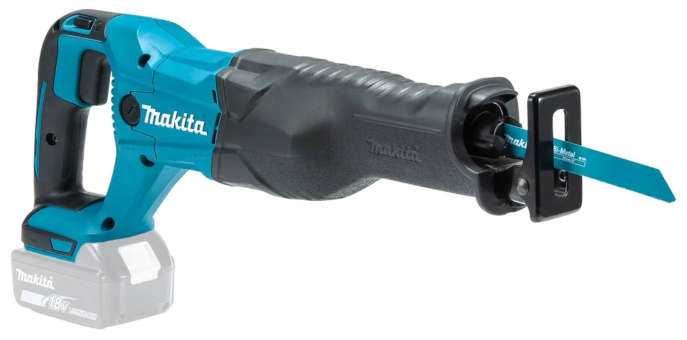 Makita DJR186ZK Akku-Reciprosäge schräg von hinten mit Sägeblatt