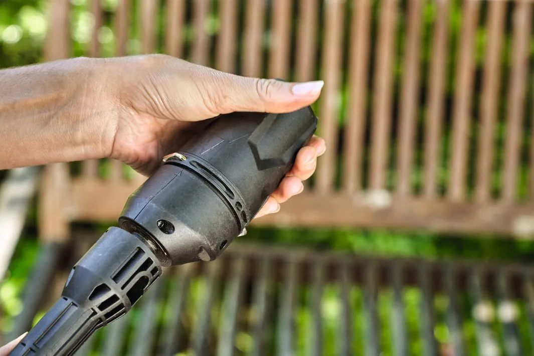 STIHL RE 100 PLUS Control Hochdruckreiniger, Detail der Sprühpistole in der Hand
