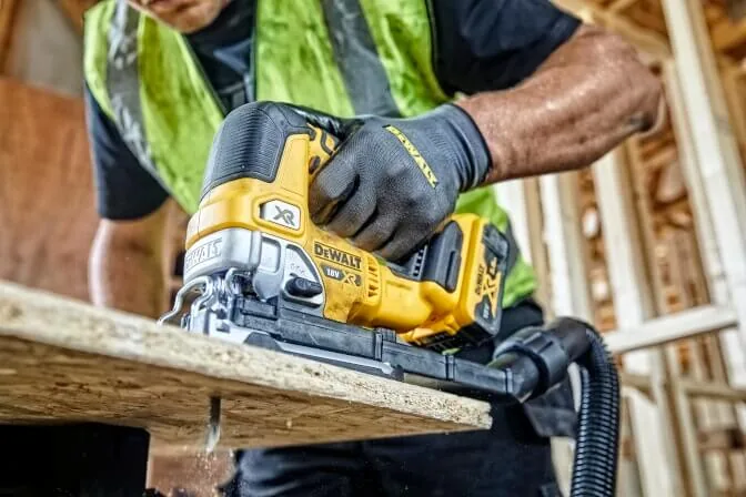 DeWalt DCS334NT Akku-Stichsäge sägt ein Brett mit Staubabsaugung