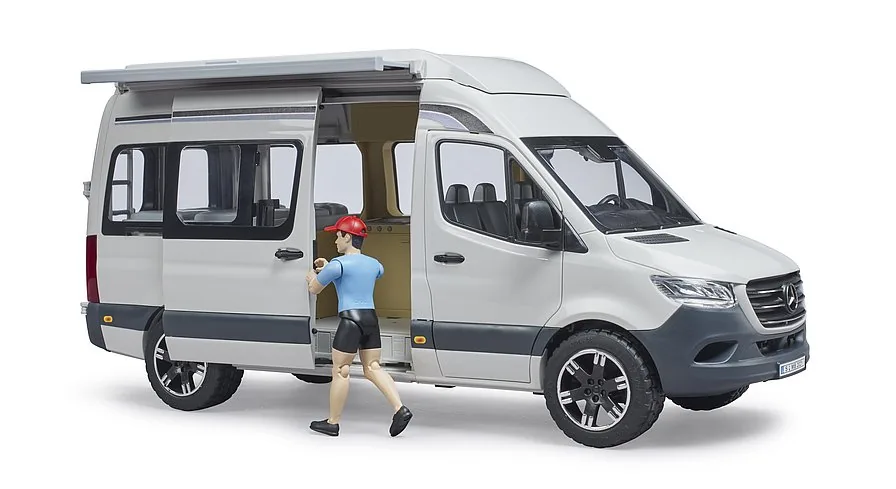 BRUDER Mercedes-Benz Sprinter Camper mit Figur an der offenen Schiebetür