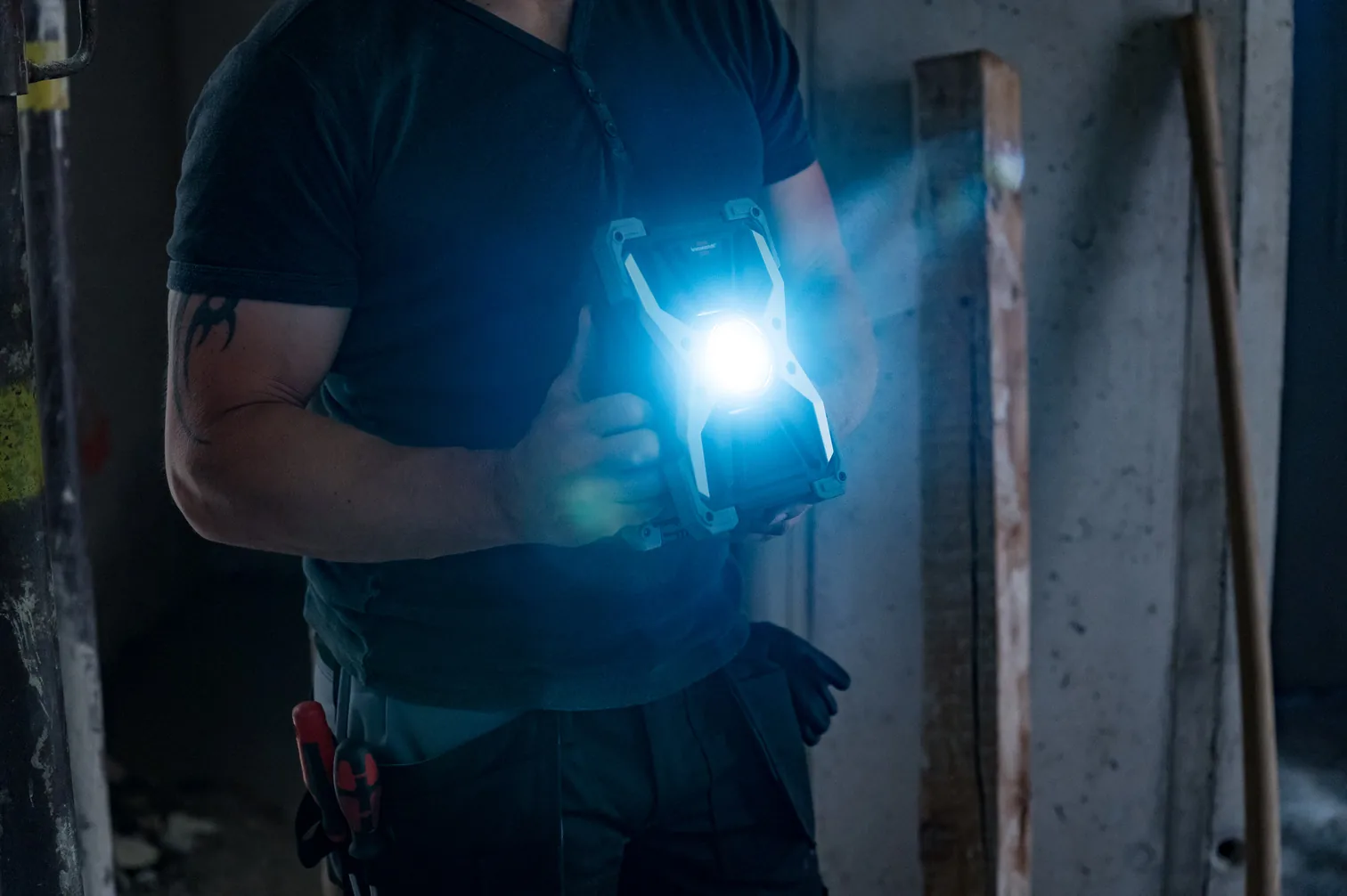 Brennenstuhl Akku LED Arbeitsstrahler RUFUS im Einsatz, in der Hand leuchtend