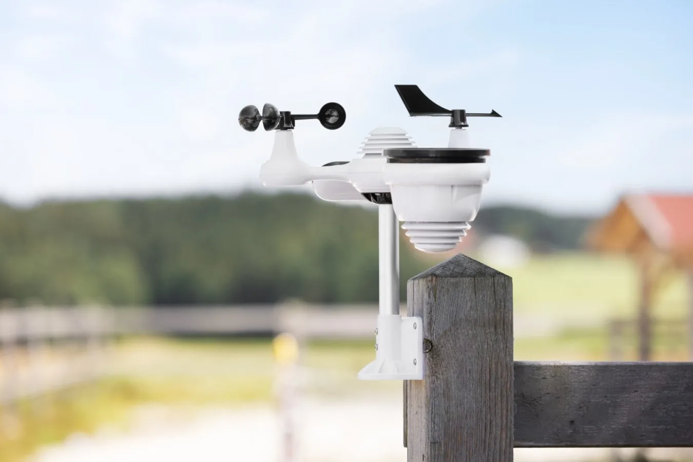 Kerbl 291394 Digitale Wetterstation, Außensensor auf Zaunpfosten an einer Weide montiert