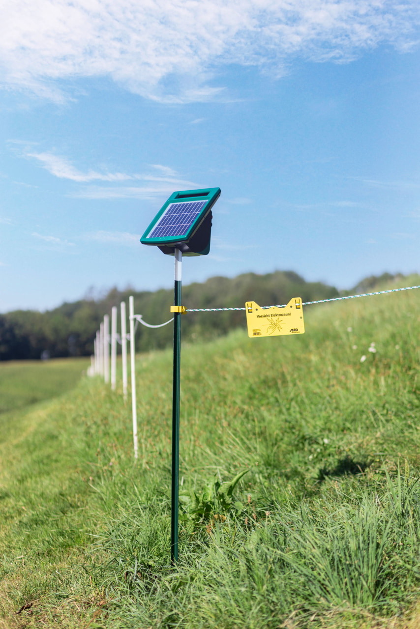 Effizientes Solargerät für Weidezäune - AKO SunPower S1000: Zuverlässige Tierbegrenzung für Landwirte und Tierhalter