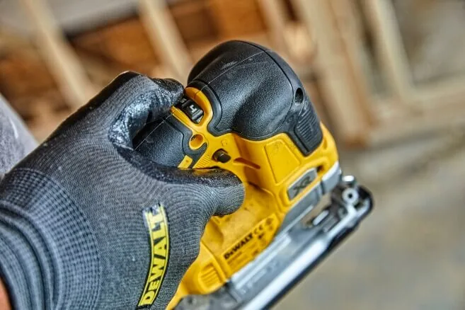 DeWalt DCS334NT Akku-Stichsäge, Detail der Hand am Griff