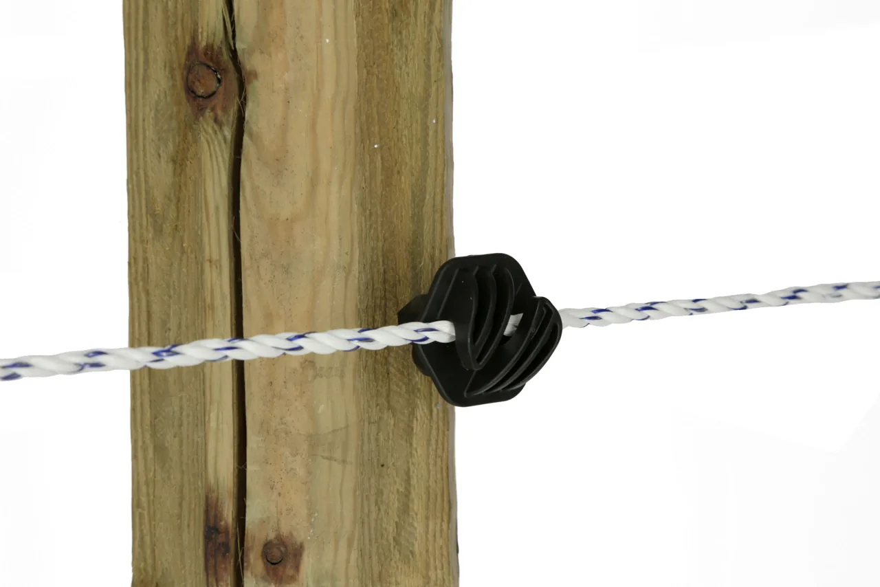 Kerbl Weidezaunlitze Premium Light durch umwickelten schwarzen Isolator am Holzpfahl