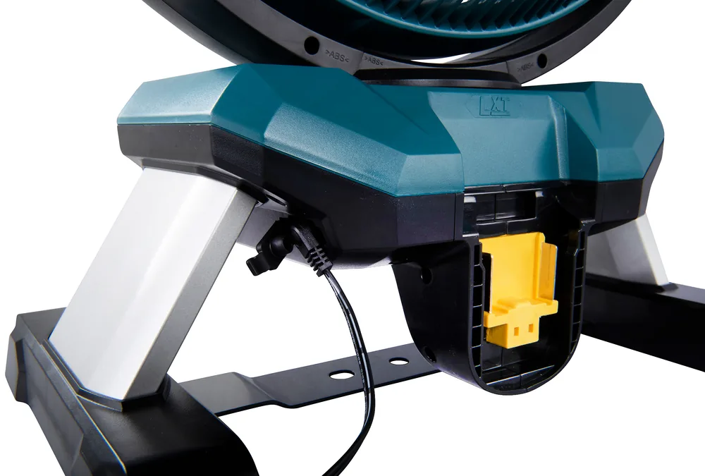 Akku-Aufnahme am Standfuß des Makita DCF301Z Akku-Lüfters in der Detailaufnahme