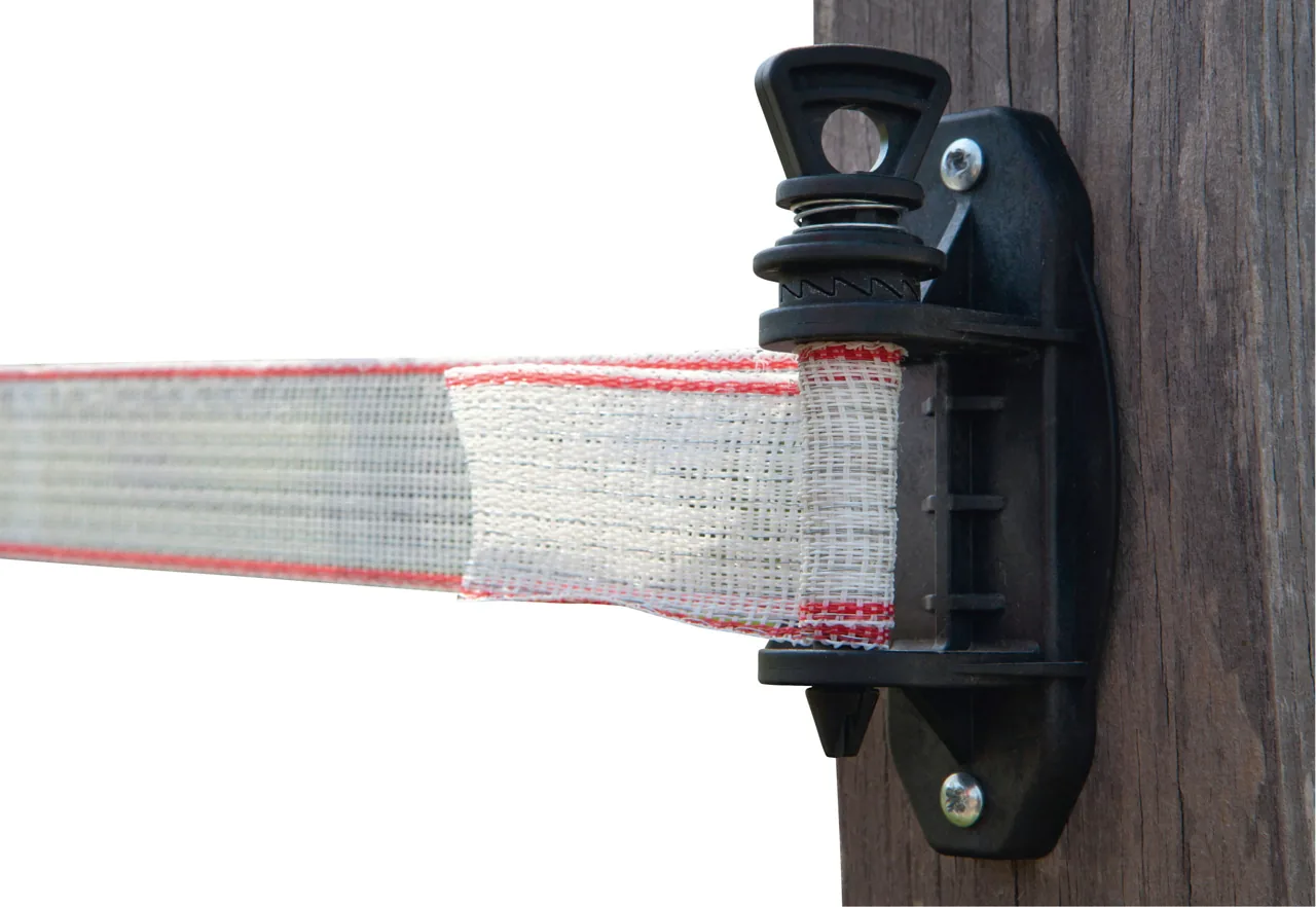 Kerbl Premium Multi Spannisolator am dunklen Holzpfosten mit gespanntem Band