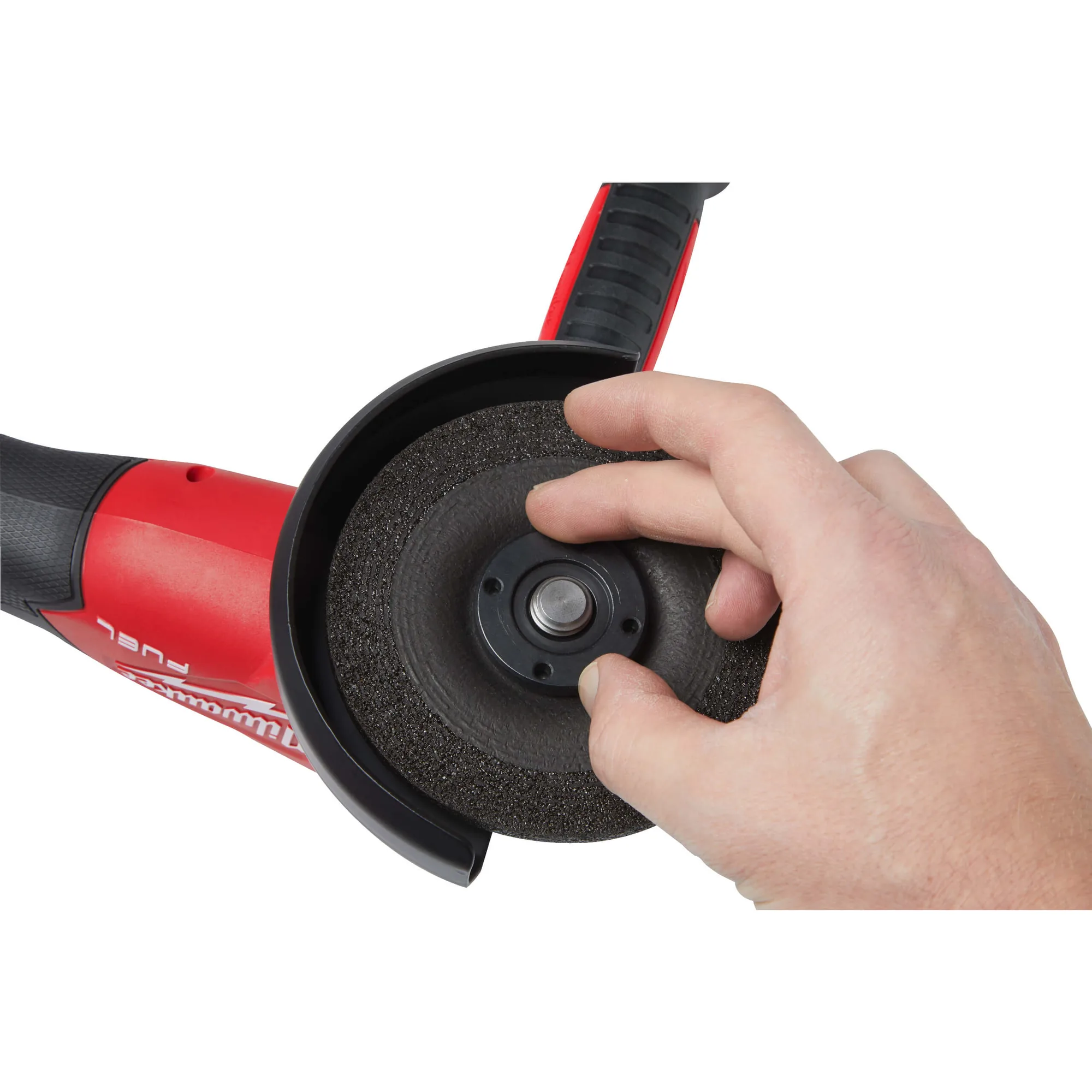 Hand an Schutzhaube und Trennscheibe des Milwaukee M18 FSAGV125 Winkelschleifers