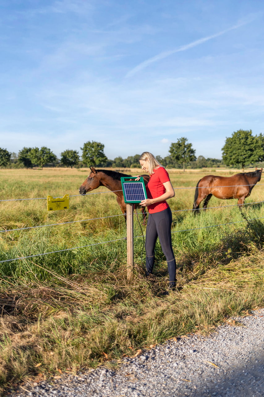 Effizientes Solargerät für Weidezäune - AKO SunPower S1000: Zuverlässige Tierbegrenzung für Landwirte und Tierhalter